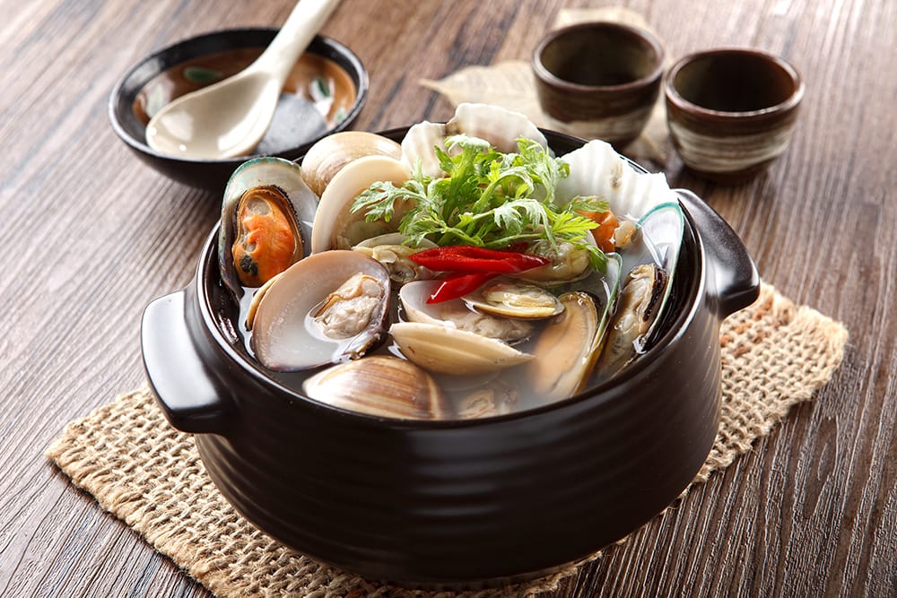 » Black stew of Jogaetang clam soup with chili and cumin herbs on